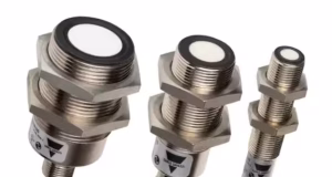 Sensores ultrasónicos IO-Link UA12, UA18 y UA30