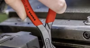 Los brazos estrechados hacia el pasador facilitan la operación en espacios reducidos.